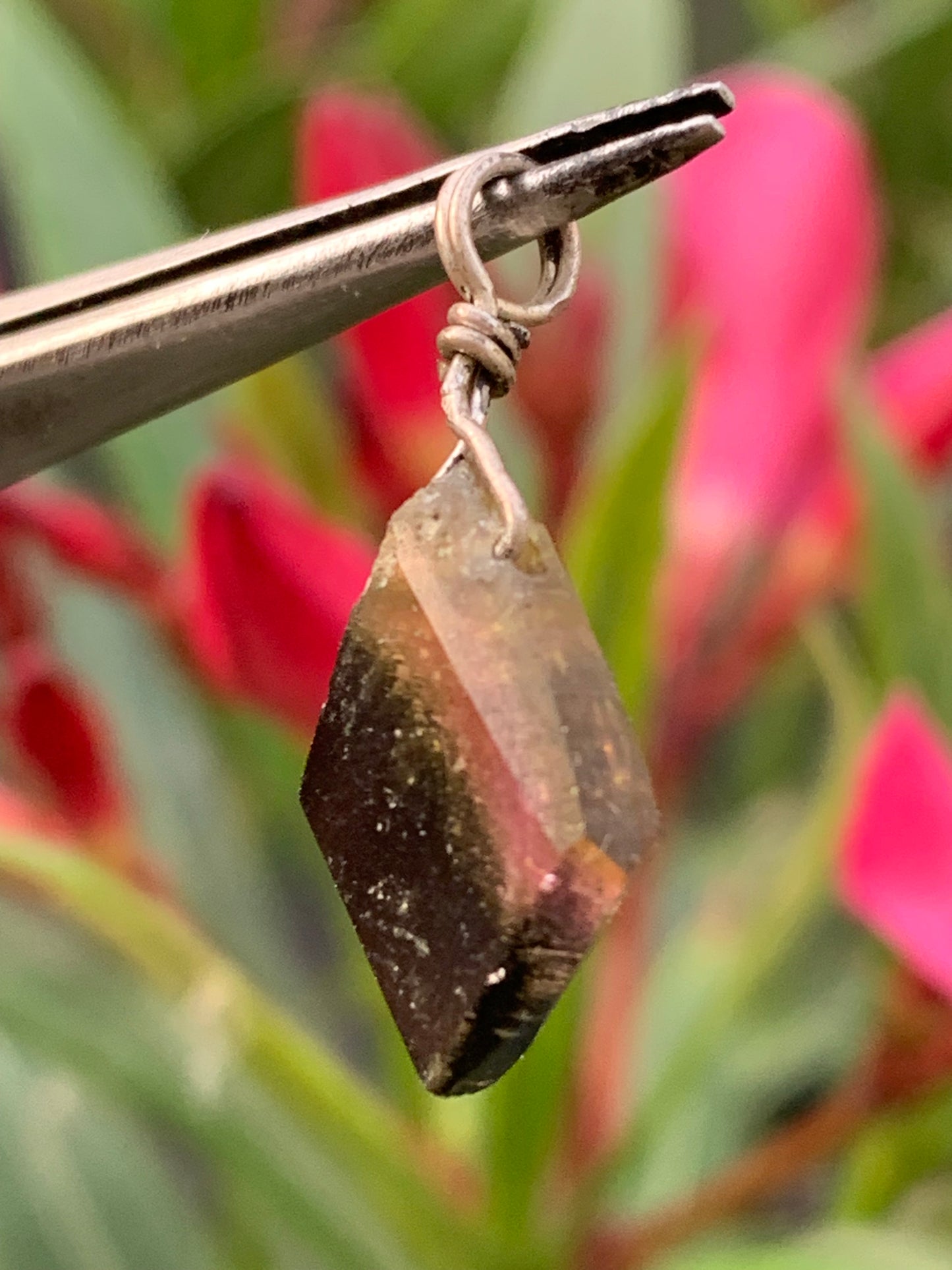 Tourmaline elbaïte melon d'eau/ pastèque ! Pendentif en Argent fait par G&Z, 25 mm de hauteur x 10 de largeur x . Vendu avec cordon réglable de couleur noire !