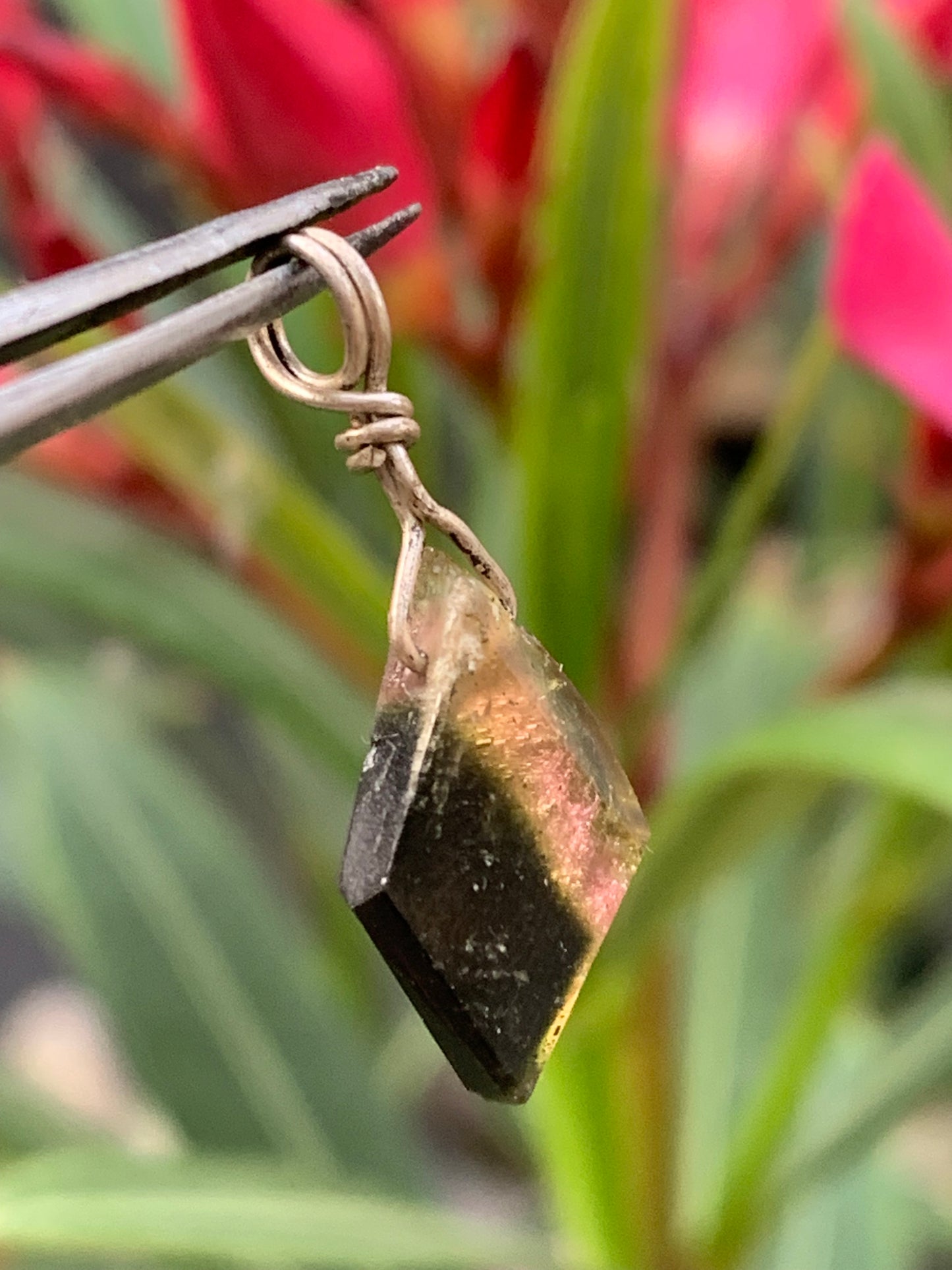 Tourmaline elbaïte melon d'eau/ pastèque ! Pendentif en Argent fait par G&Z, 25 mm de hauteur x 10 de largeur x . Vendu avec cordon réglable de couleur noire !