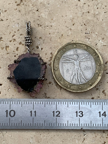 Tourmaline melon d'eau/ pastèque, pendentif en Argent fait par G & Z de 34 mm de hauteur x 18 de largeur x 6. Vendu avec cordon réglable de couleur noire !