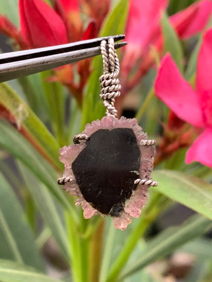 Tourmaline melon d'eau/ pastèque, pendentif en Argent fait par G & Z de 34 mm de hauteur x 18 de largeur x 6. Vendu avec cordon réglable de couleur noire !