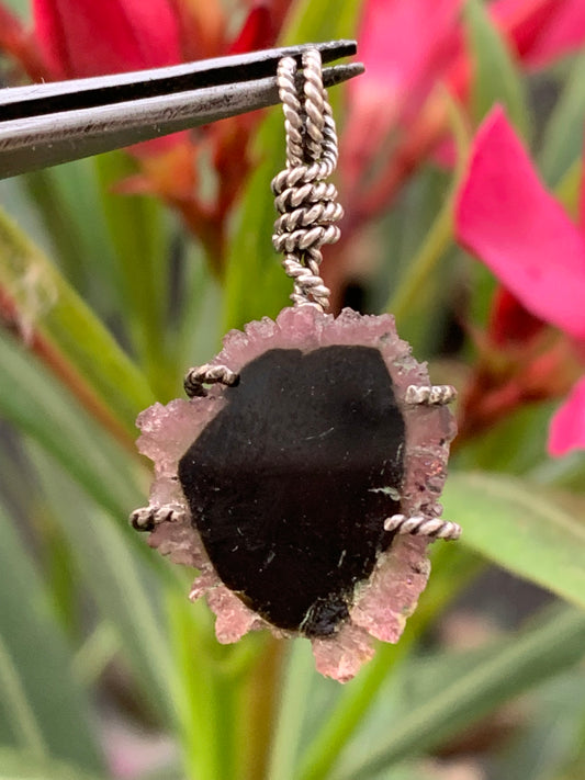 Tourmaline elbaïte melon d'eau/ pastèque, pendentif en Argent fait par G & Z de 34 mm de hauteur x 18 de largeur x 6. Vendu avec cordon réglable de couleur noire !