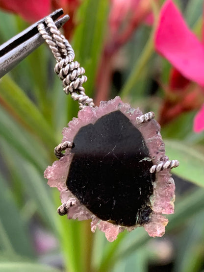 Tourmaline melon d'eau/ pastèque, pendentif en Argent fait par G & Z de 34 mm de hauteur x 18 de largeur x 6. Vendu avec cordon réglable de couleur noire !