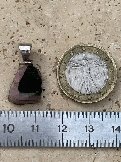 Tourmaline melon d'eau/ pastèque, pendentif en Argent fait par G & Z de 23 mm de hauteur x 12 de largeur x 6. Vendu avec cordon réglable de couleur noire !