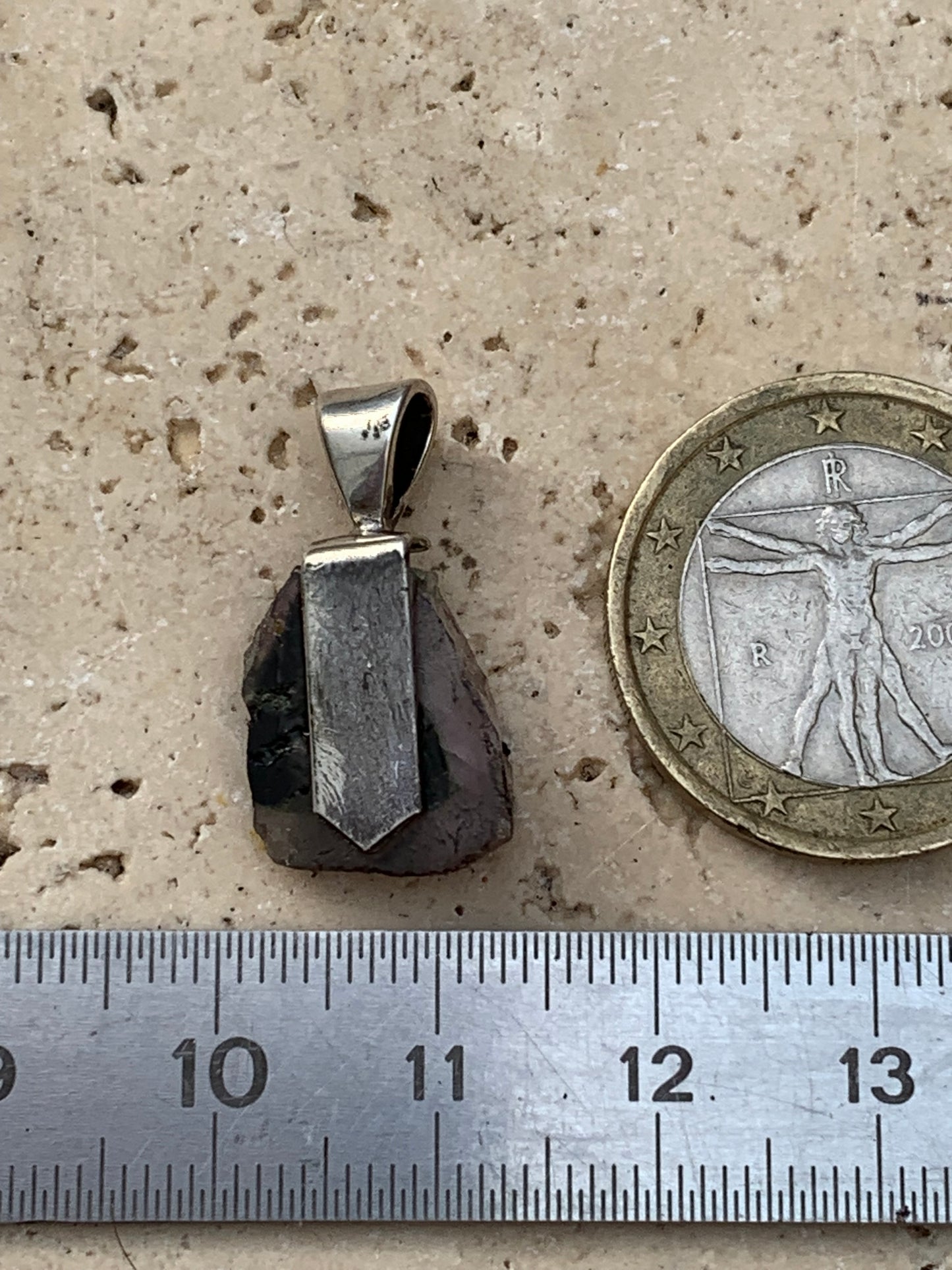 Tourmaline melon d'eau/ pastèque, pendentif en Argent fait par G & Z de 23 mm de hauteur x 12 de largeur x 6. Vendu avec cordon réglable de couleur noire !