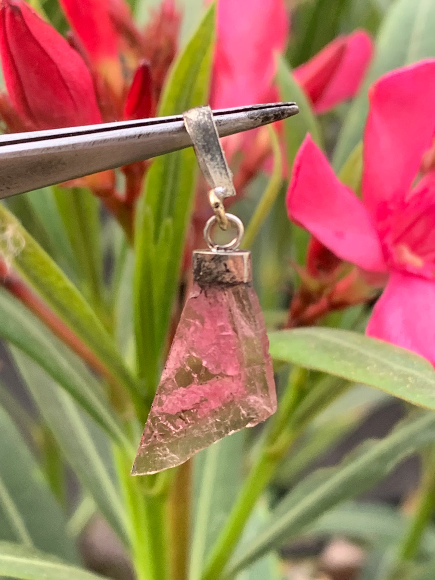 Tourmaline melon d'eau/ pastèque, pendentif en Argent de 38mm de hauteur x 13 de largeur x 2. Vendu avec cordon réglable de couleur noire !