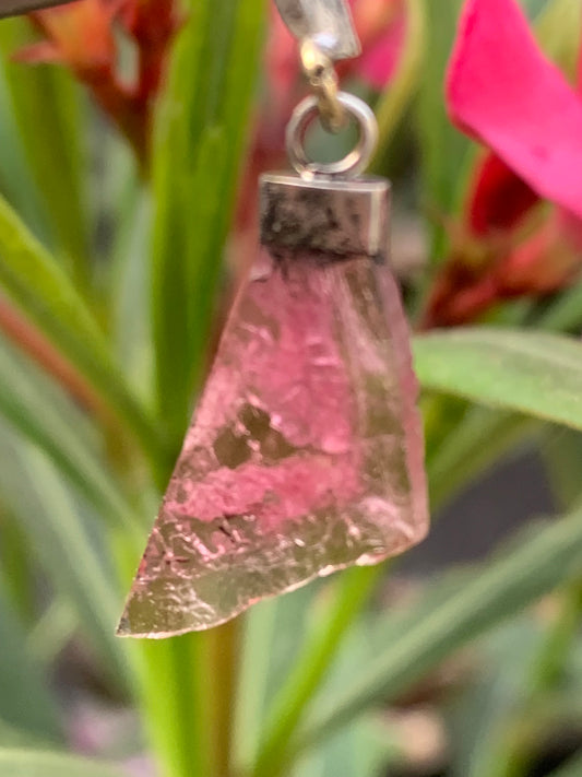 Tourmaline elbaïte melon d'eau/ pastèque, pendentif en Argent de 38mm de hauteur x 13 de largeur x 2. Vendu avec cordon réglable de couleur noire !