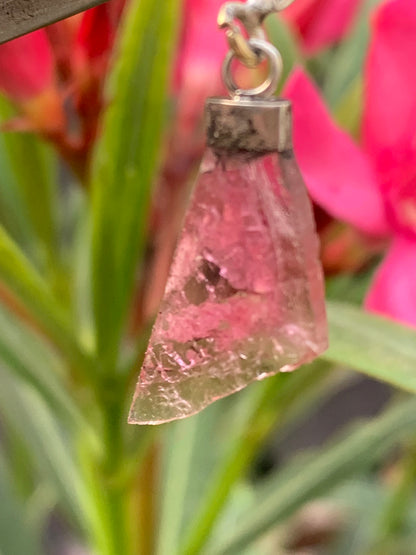 Tourmaline melon d'eau/ pastèque, pendentif en Argent de 38mm de hauteur x 13 de largeur x 2. Vendu avec cordon réglable de couleur noire !