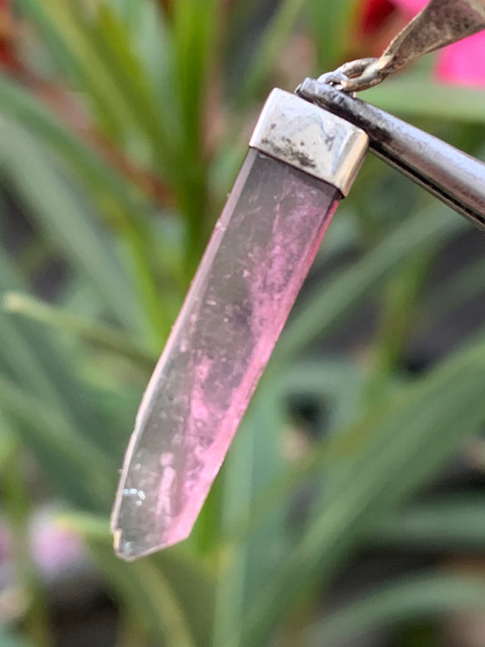 Tourmaline elbaïte melon d'eau/ pastèque, pendentif en Argent de 40mm de hauteur x 6 de largeur x 2. Vendu avec cordon réglable de couleur noire !
