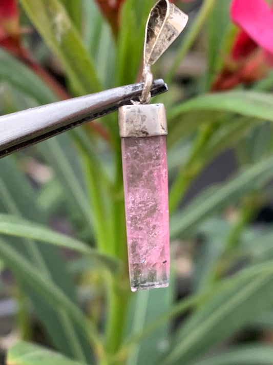 Tourmaline elbaïte melon d'eau/ pastèque, pendentif en Argent de 36mm de hauteur x 6 de largeur x 2. Vendu avec cordon réglable de couleur noire !