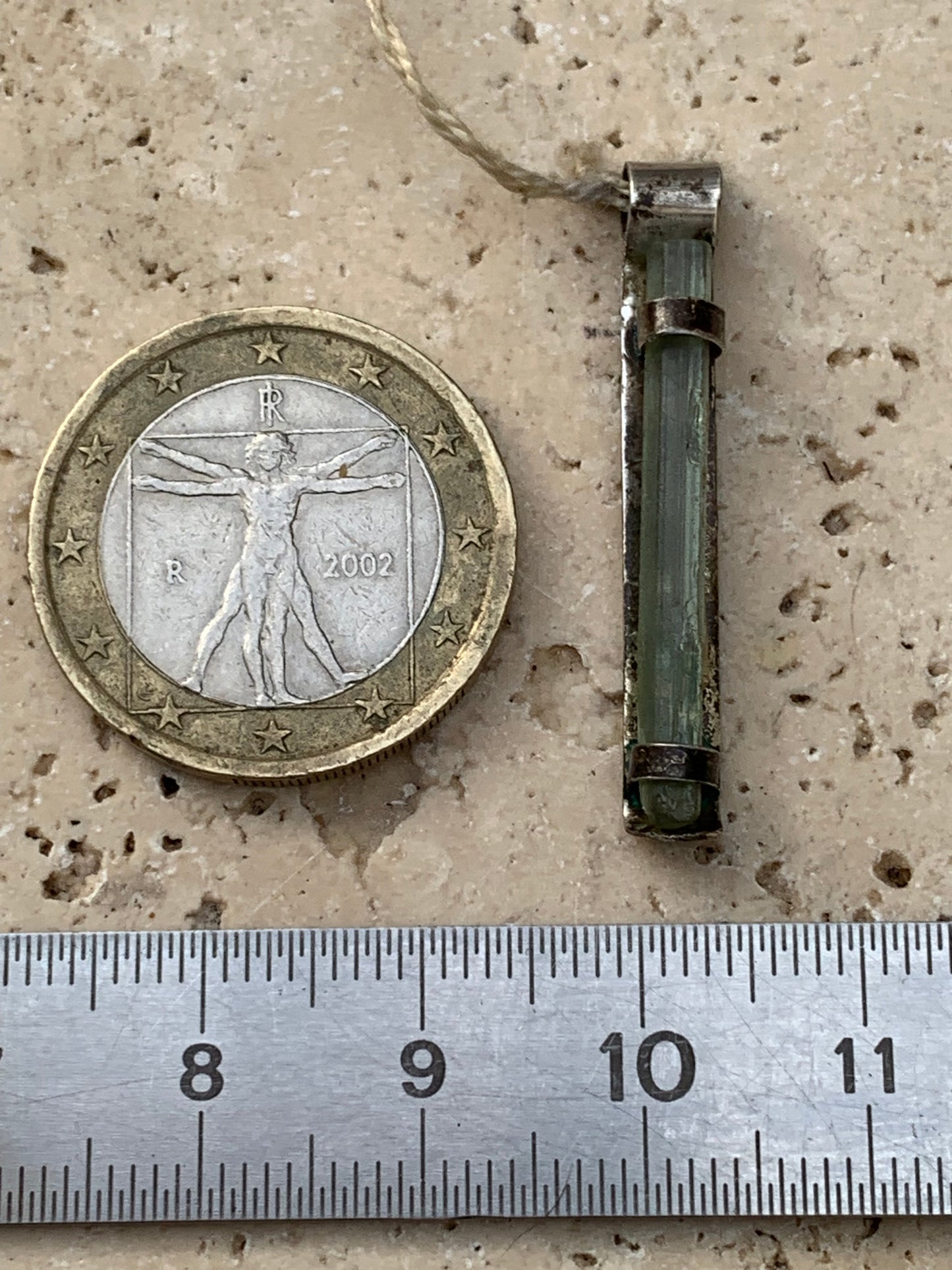 Tourmaline verte/ Verdélite ! Pièce en Argent fait par G&Z de 32 mm de hauteur x 4de largeur x  4. Vendu avec cordon réglable de couleur noire !