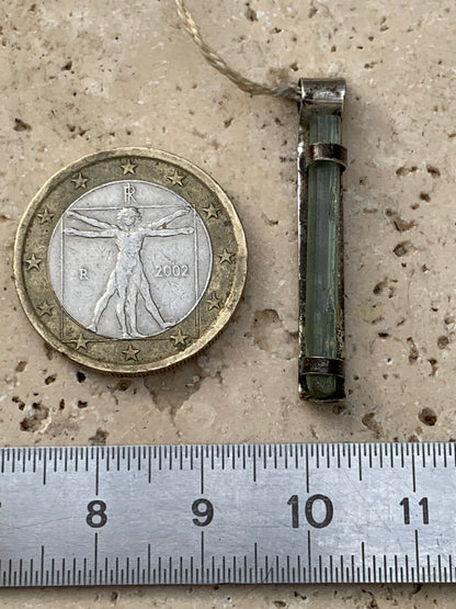 Tourmaline verte/ Verdélite ! Pièce en Argent fait par G&Z de 32 mm de hauteur x 4de largeur x  4. Vendu avec cordon réglable de couleur noire !