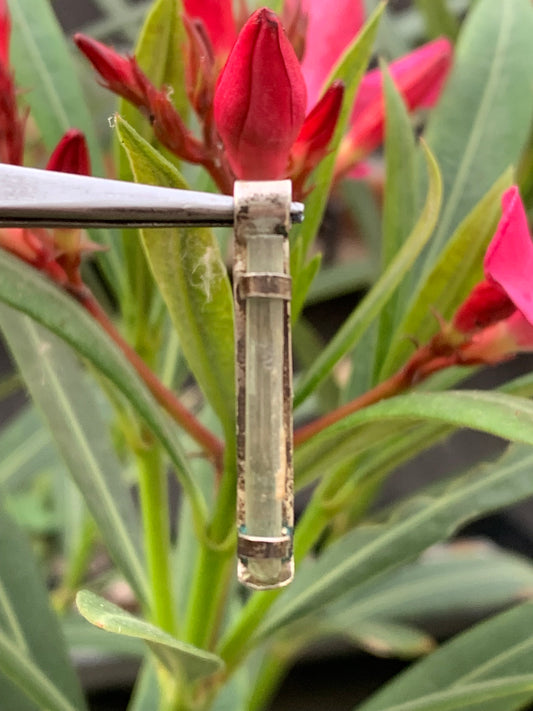Tourmaline verte/ Verdélite ! Pièce en Argent fait par G&Z de 32 mm de hauteur x 4de largeur x  4. Vendu avec cordon réglable de couleur noire !