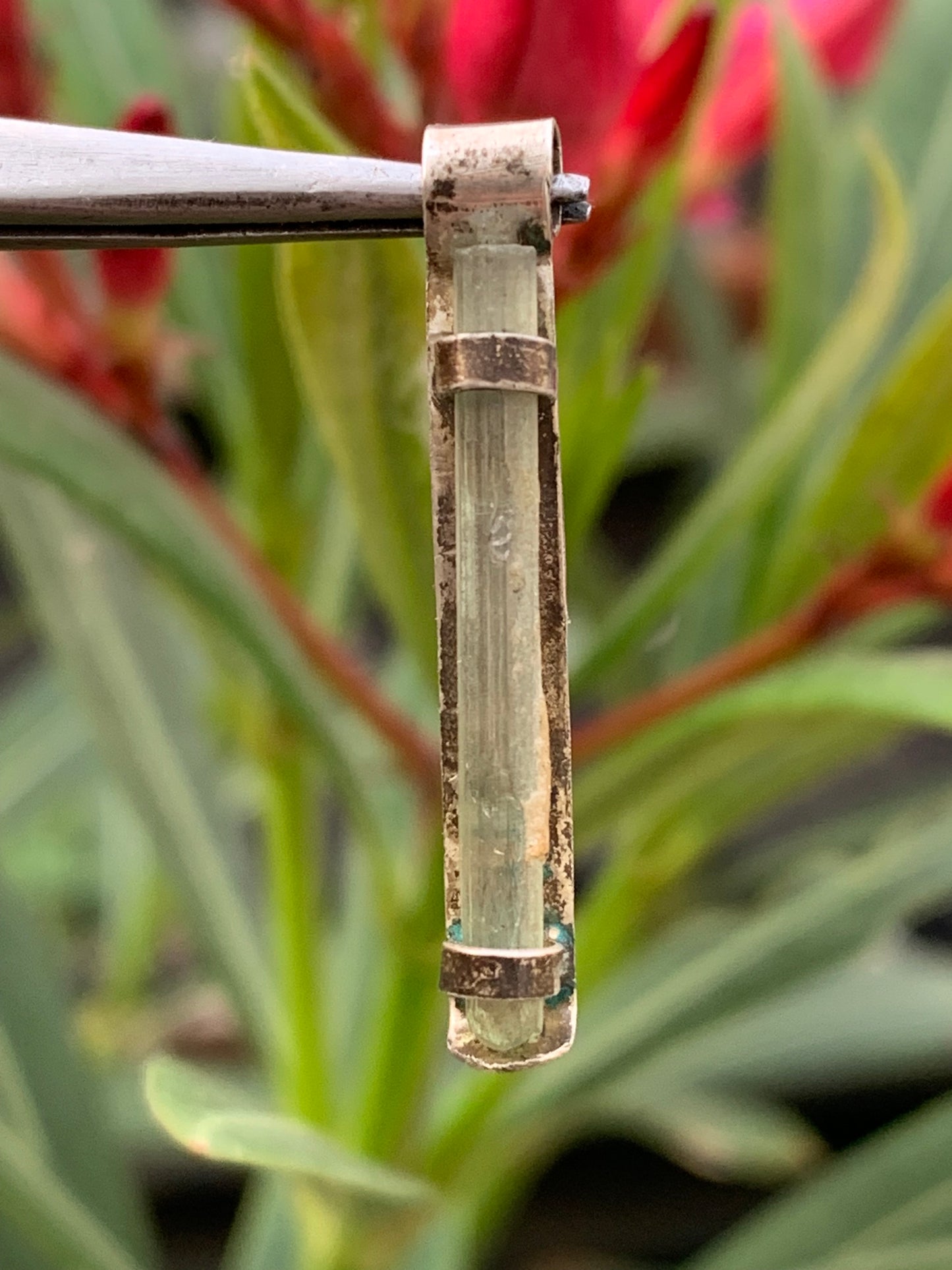 Tourmaline verte/ Verdélite ! Pièce en Argent fait par G&Z de 32 mm de hauteur x 4de largeur x  4. Vendu avec cordon réglable de couleur noire !
