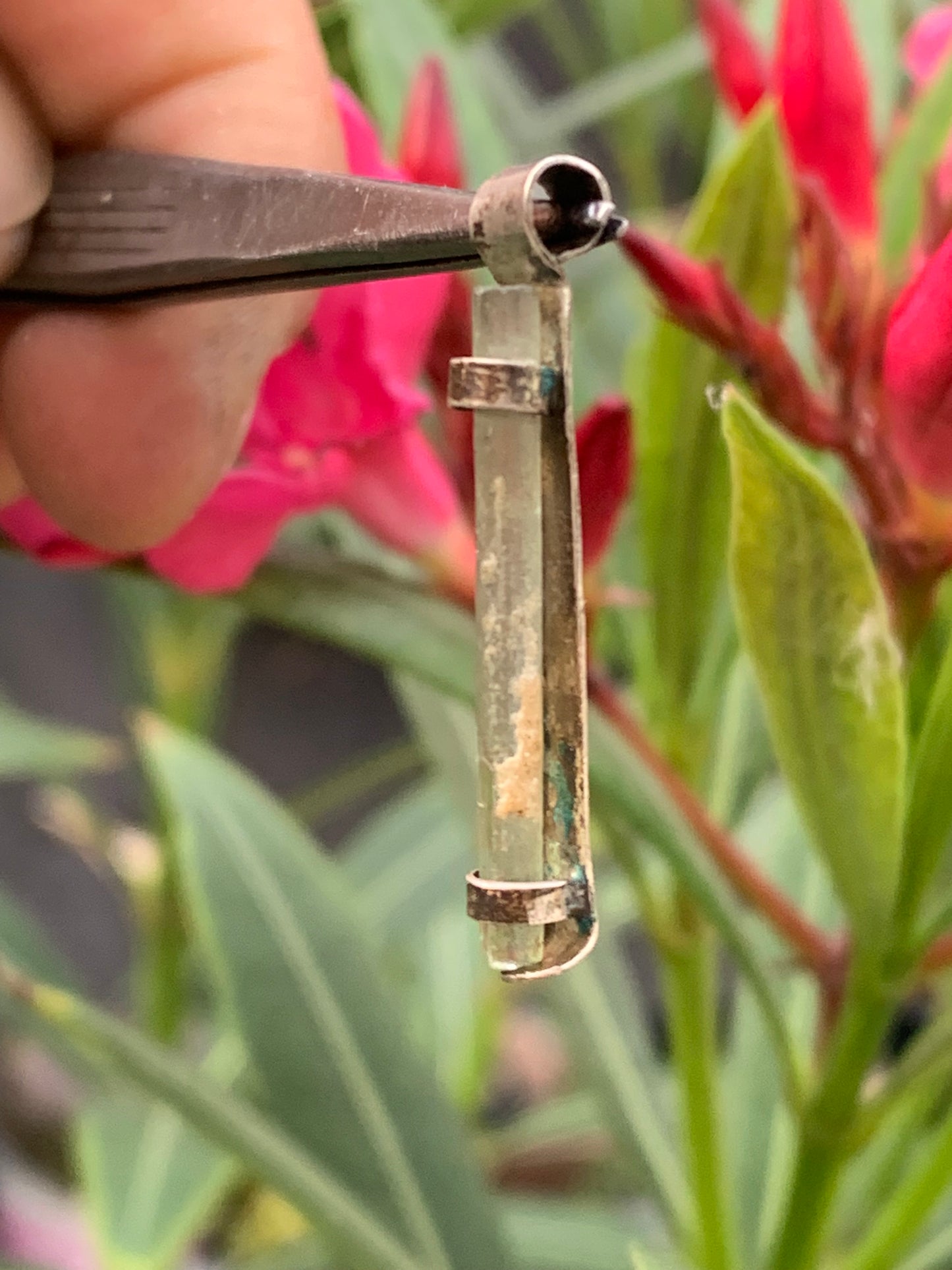 Tourmaline verte/ Verdélite ! Pièce en Argent fait par G&Z de 32 mm de hauteur x 4de largeur x  4. Vendu avec cordon réglable de couleur noire !