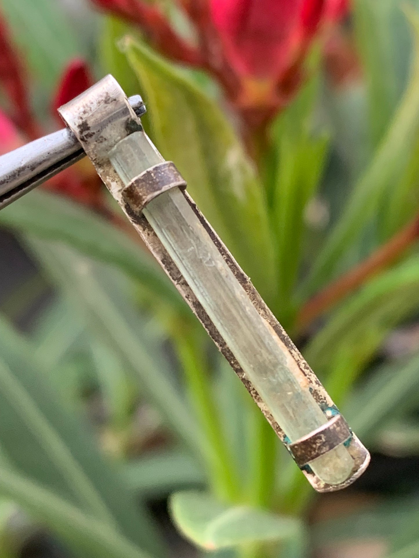 Tourmaline verte/ Verdélite ! Pièce en Argent fait par G&Z de 32 mm de hauteur x 4de largeur x  4. Vendu avec cordon réglable de couleur noire !