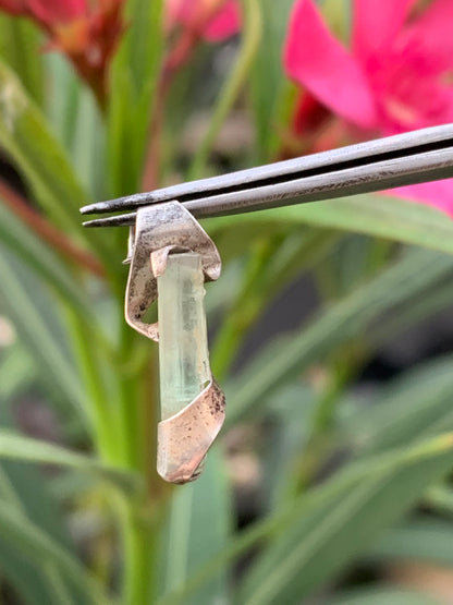 Tourmaline verte/ Verdélite ! Pièce en Argent fait par G&Z de 22 mm de hauteur x4 de largeur x4 d'épaisseur. Vendu avec cordon réglable de couleur noire !