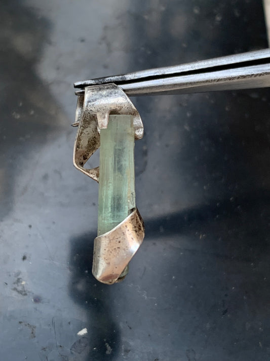 Tourmaline verte/ Verdélite ! Pièce en Argent fait par G&Z de 22 mm de hauteur x4 de largeur x4 d'épaisseur. Vendu avec cordon réglable de couleur noire !