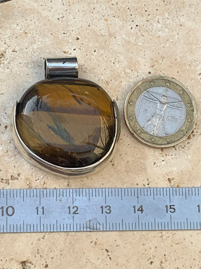 Oeil de tigre, pendentif en Argent fait par G&Z, 38mm de hauteur x 35 de largeur x 10 d'épaisseur. Vendu avec cordon réglable de couleur noire offert !