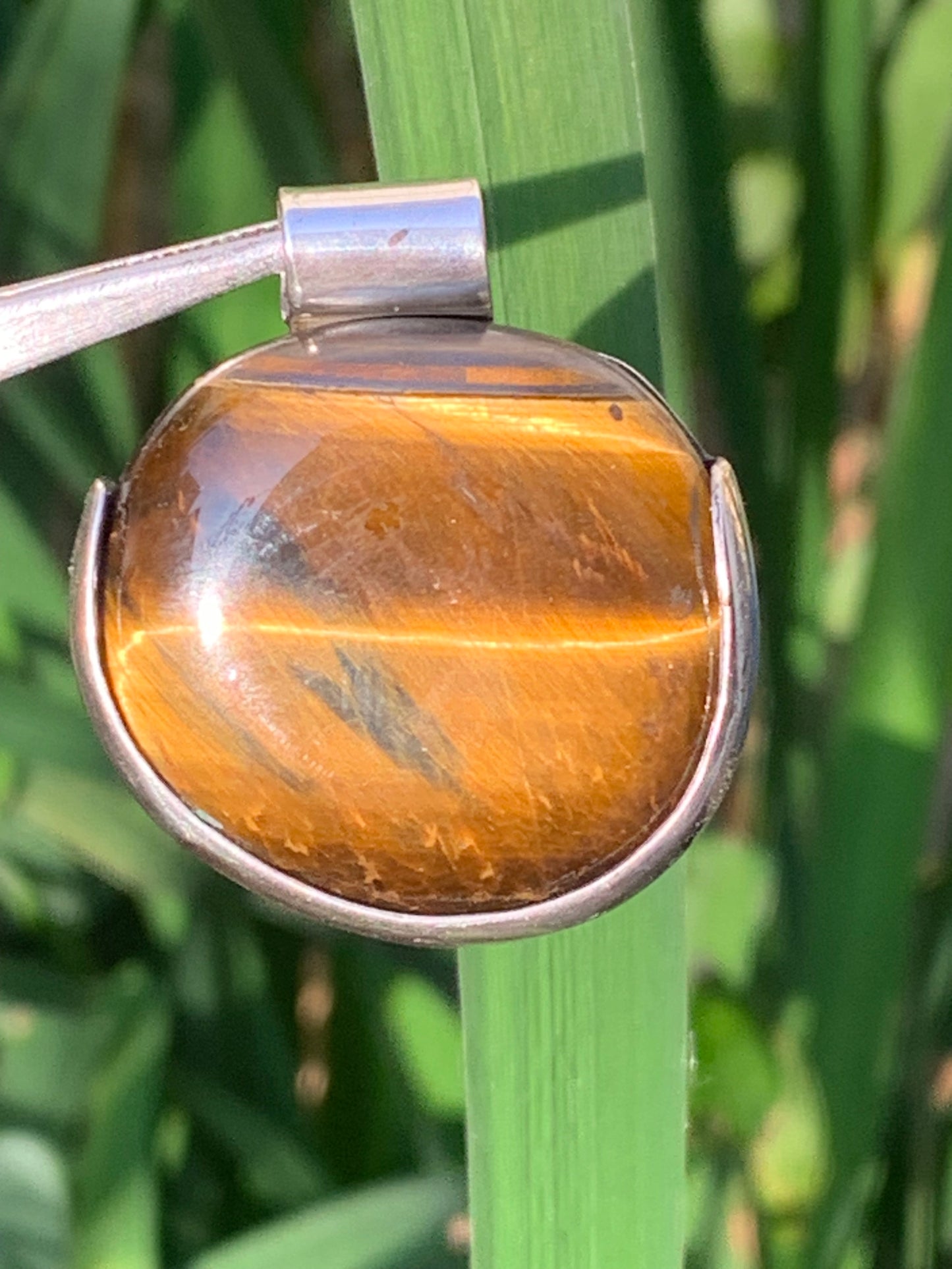 Oeil de tigre, pendentif en Argent fait par G&Z, 38mm de hauteur x 35 de largeur x 10 d'épaisseur. Vendu avec cordon réglable de couleur noire offert !