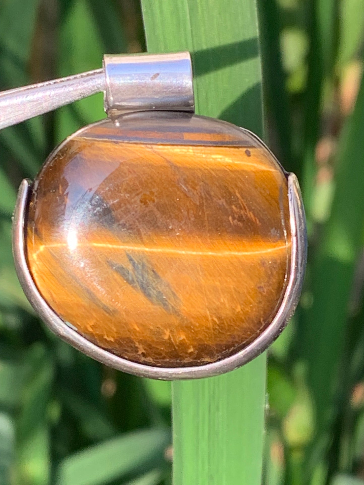 Oeil de tigre, pendentif en Argent fait par G&Z, 38mm de hauteur x 35 de largeur x 10 d'épaisseur. Vendu avec cordon réglable de couleur noire offert !