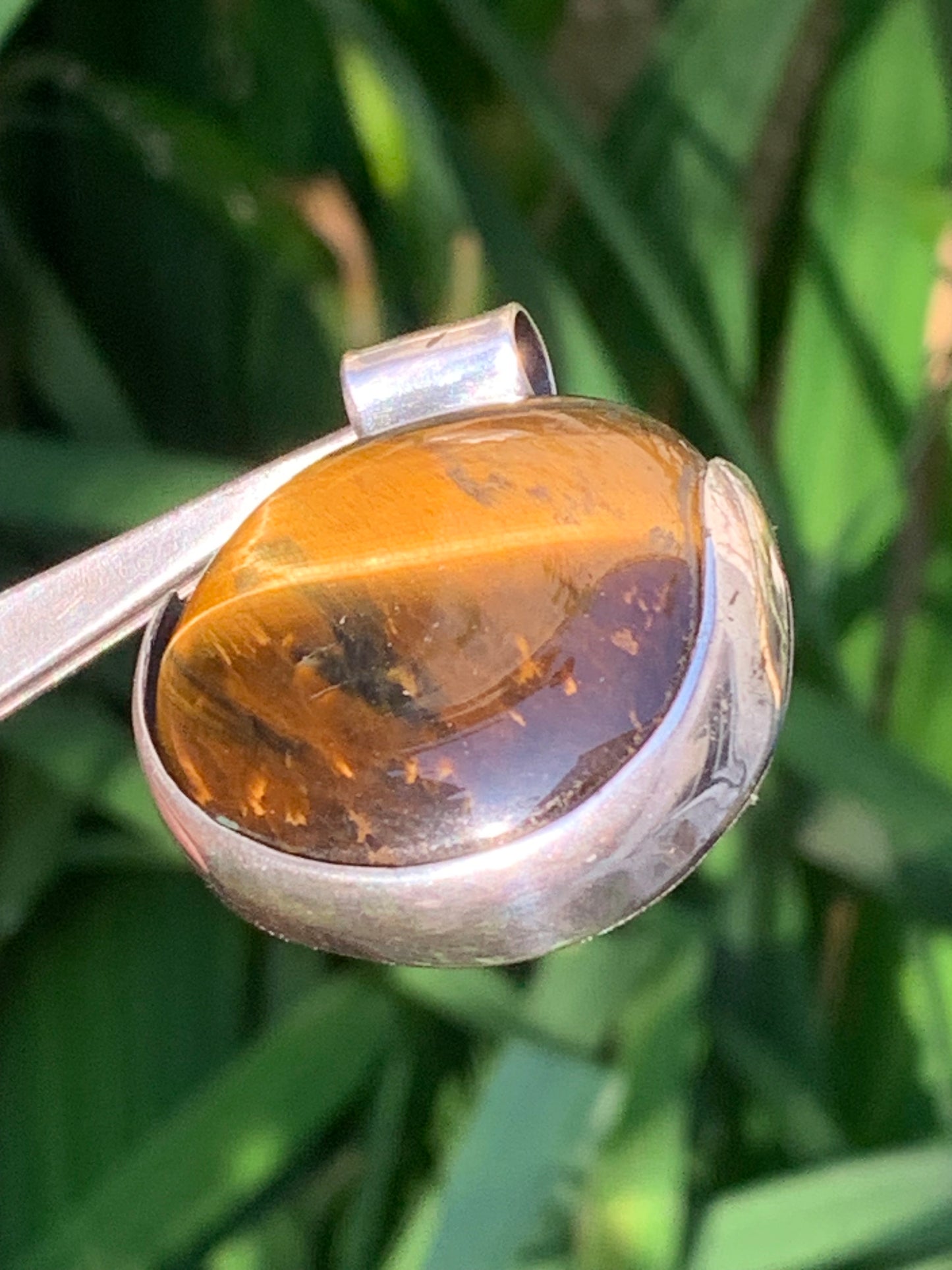 Oeil de tigre, pendentif en Argent fait par G&Z, 38mm de hauteur x 35 de largeur x 10 d'épaisseur. Vendu avec cordon réglable de couleur noire offert !