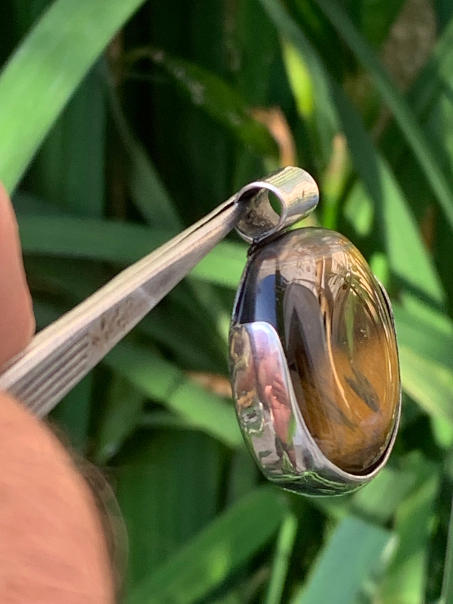Oeil de tigre, pendentif en Argent fait par G&Z, 38mm de hauteur x 35 de largeur x 10 d'épaisseur. Vendu avec cordon réglable de couleur noire offert !