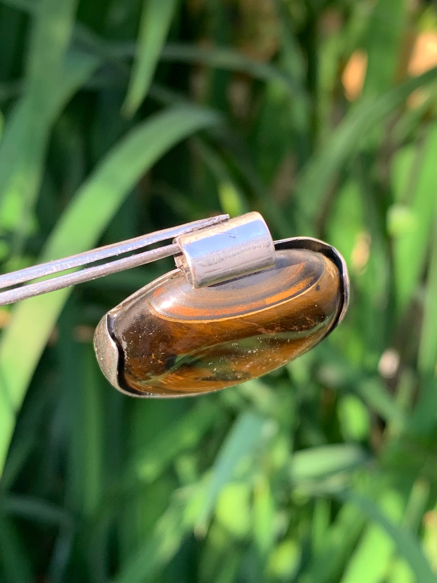 Oeil de tigre, pendentif en Argent fait par G&Z, 38mm de hauteur x 35 de largeur x 10 d'épaisseur. Vendu avec cordon réglable de couleur noire offert !