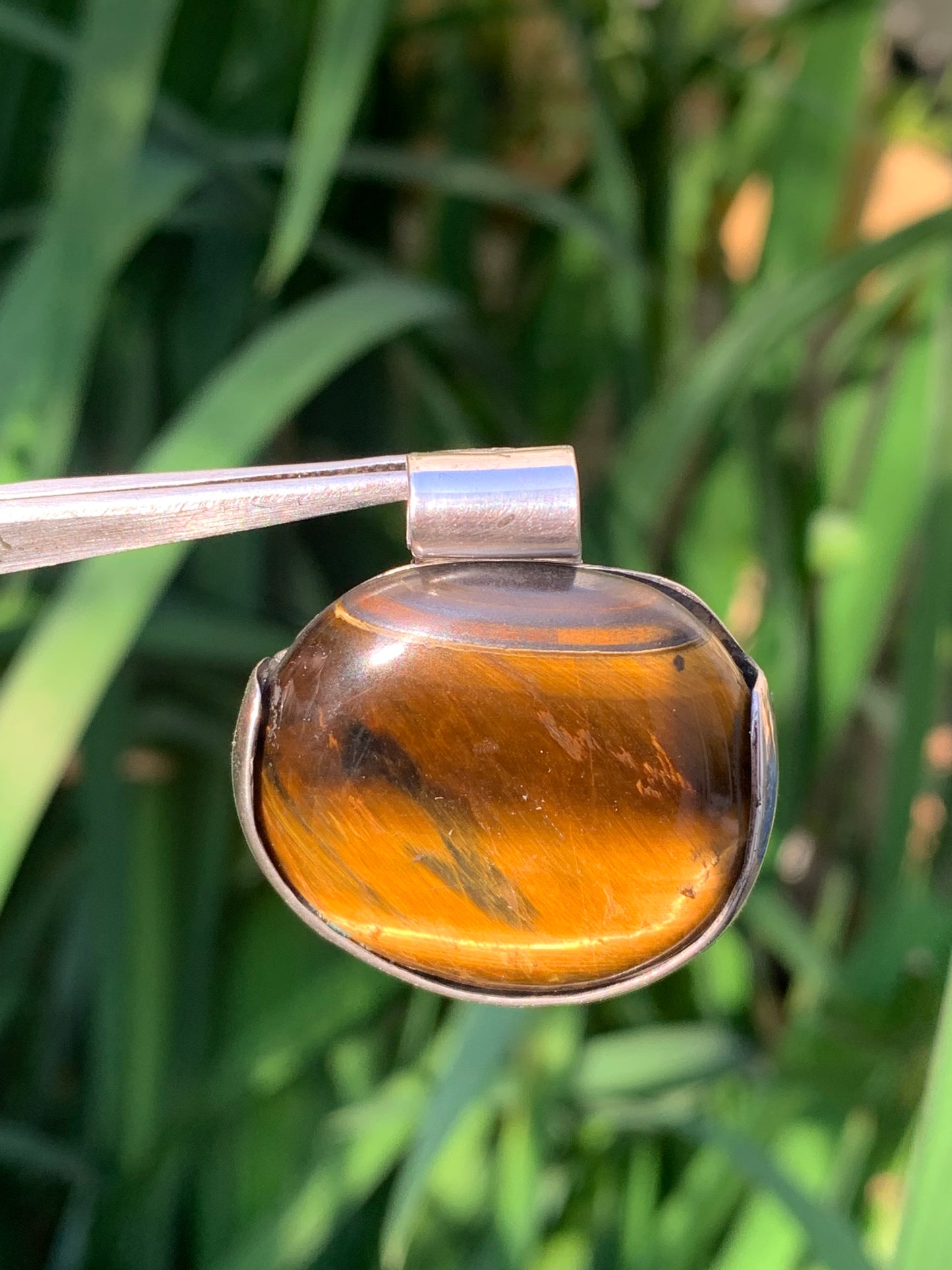 Oeil de tigre, pendentif en Argent fait par G&Z, 38mm de hauteur x 35 de largeur x 10 d'épaisseur. Vendu avec cordon réglable de couleur noire offert !