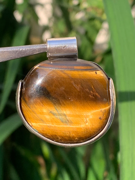 Oeil de tigre, pendentif en Argent fait par G&Z, 38mm de hauteur x 35 de largeur x 10 d'épaisseur. Vendu avec cordon réglable de couleur noire offert !