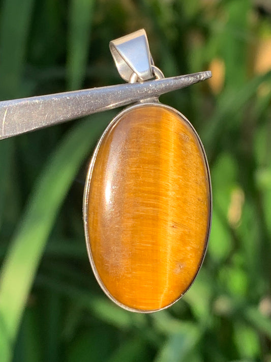 Oeil de tigre, pendentif en Argent de 42mm de hauteur x 20 de largeur x 8 d'épaisseur. Vendu avec cordon réglable !