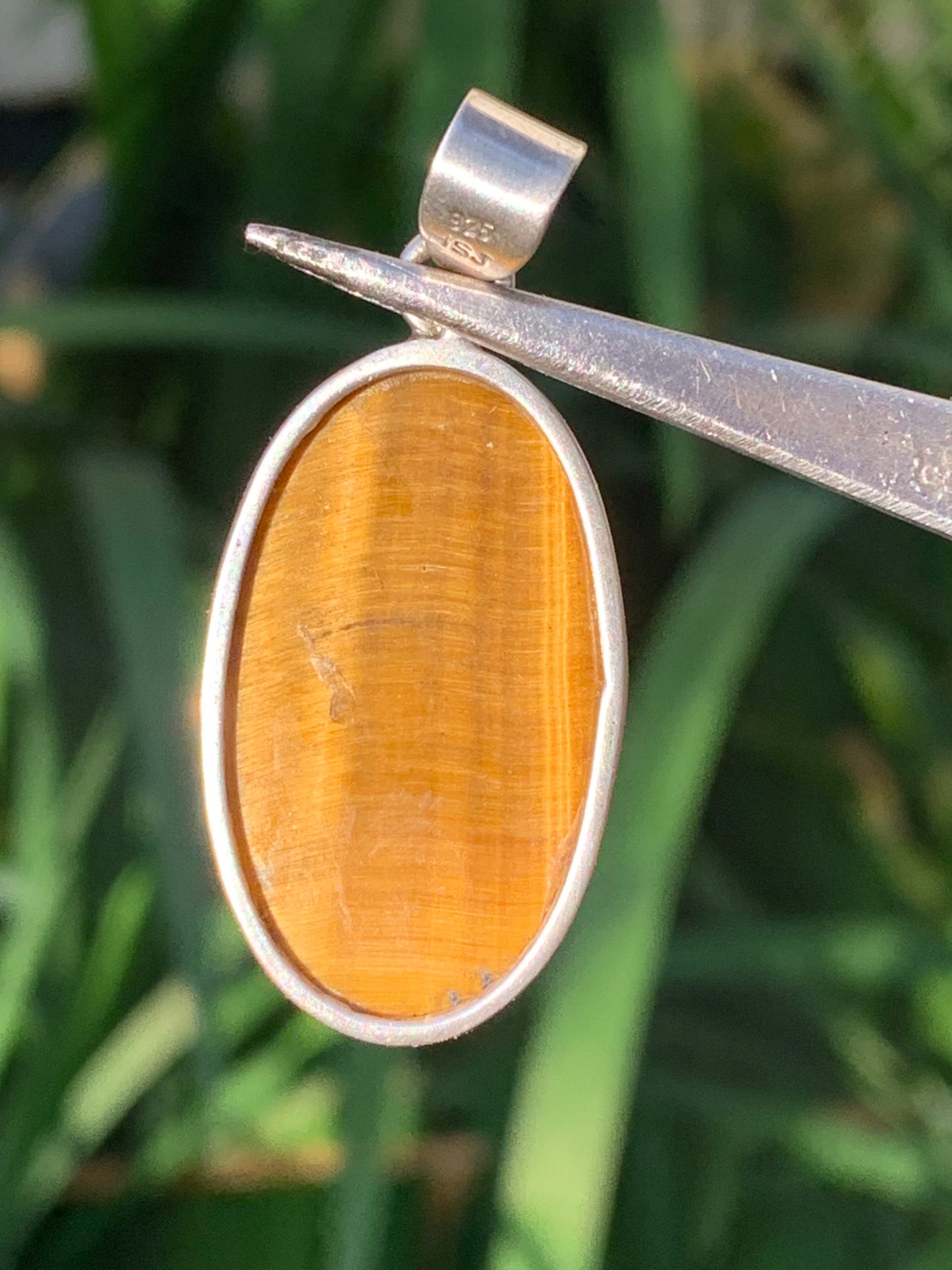 Oeil de tigre, pendentif en Argent de 42mm de hauteur x 20 de largeur x 8 d'épaisseur. Vendu avec cordon réglable !