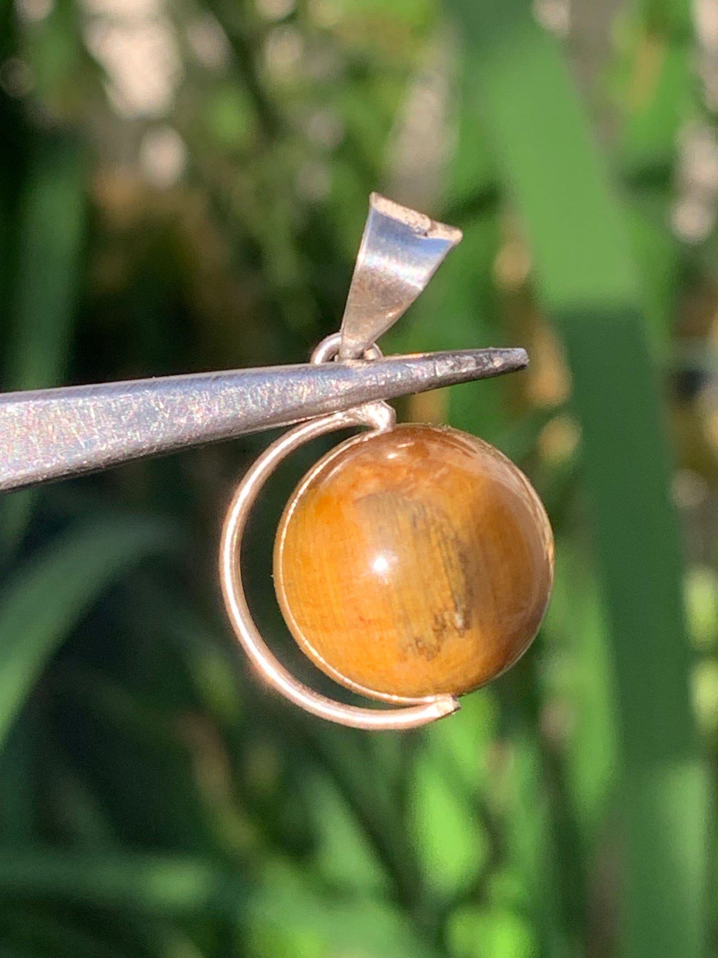 Oeil de tigre, pendentif 'Globe' en Argent, de 28mm de hauteur x 17 de largeur x 14 d'épaisseur. Vendu avec cordon réglable de couleur noire offert !