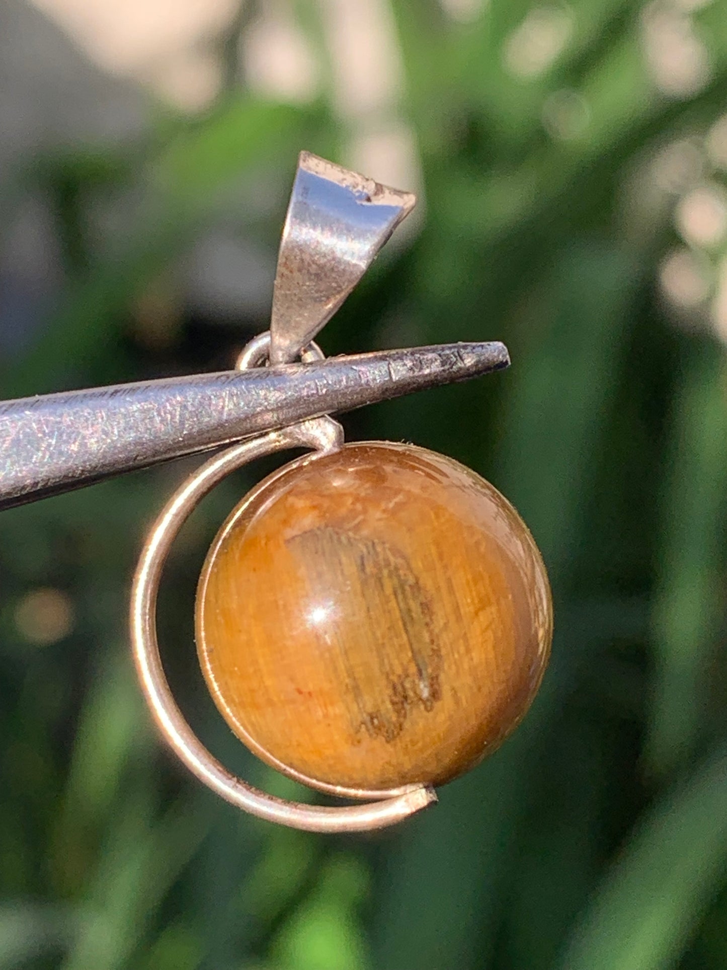 Oeil de tigre, pendentif 'Globe' en Argent, de 28mm de hauteur x 17 de largeur x 14 d'épaisseur. Vendu avec cordon réglable de couleur noire offert !