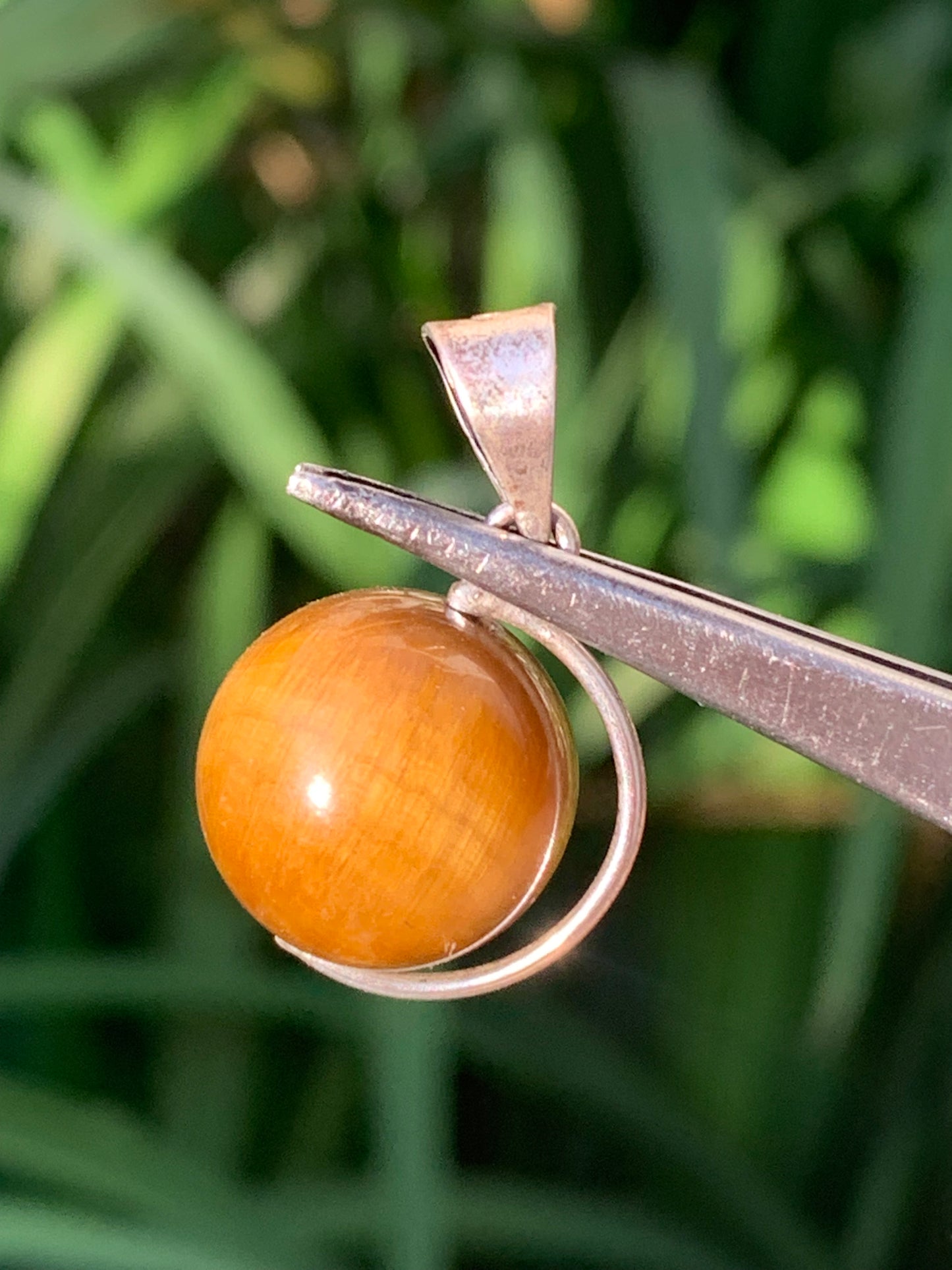 Oeil de tigre, pendentif 'Globe' en Argent, de 28mm de hauteur x 17 de largeur x 14 d'épaisseur. Vendu avec cordon réglable de couleur noire offert !