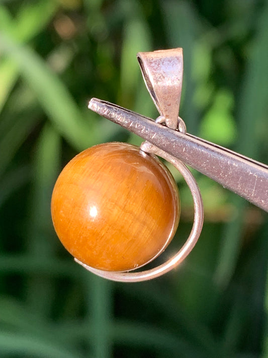 Oeil de tigre, pendentif 'Globe' en Argent, de 28mm de hauteur x 17 de largeur x 14 d'épaisseur. Vendu avec cordon réglable de couleur noire offert !