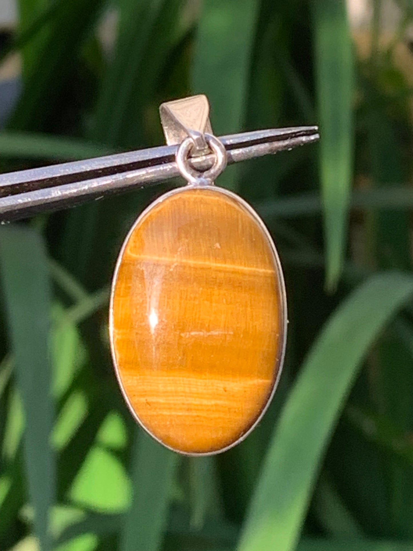 Oeil de tigre, pendentif en Argent de 44mm de hauteur x 20 de largeur x 8 d'épaisseur. Vendu avec cordon réglable !
