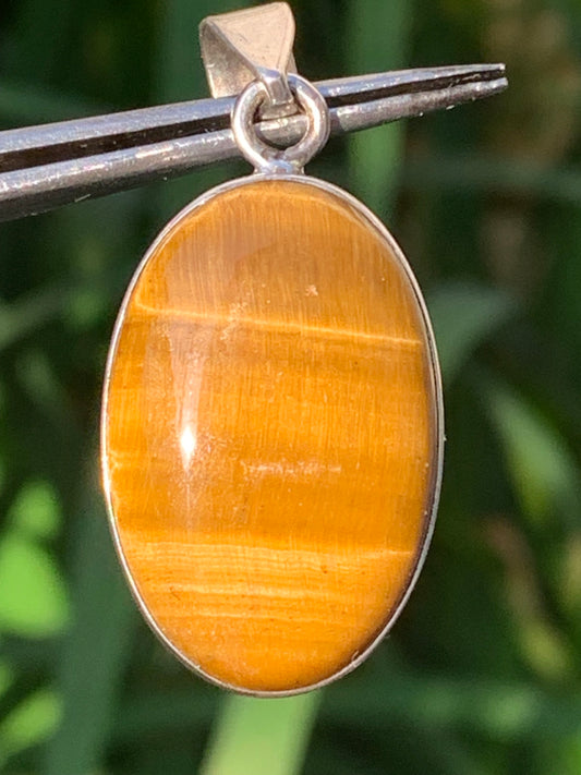 Oeil de tigre, pendentif en Argent de 44mm de hauteur x 20 de largeur x 8 d'épaisseur. Vendu avec cordon réglable !
