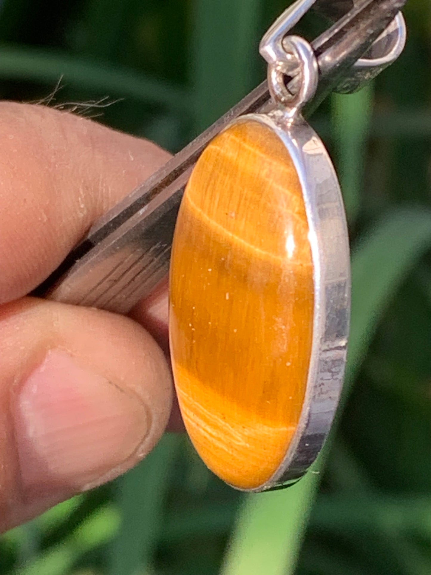 Oeil de tigre, pendentif en Argent de 44mm de hauteur x 20 de largeur x 8 d'épaisseur. Vendu avec cordon réglable !