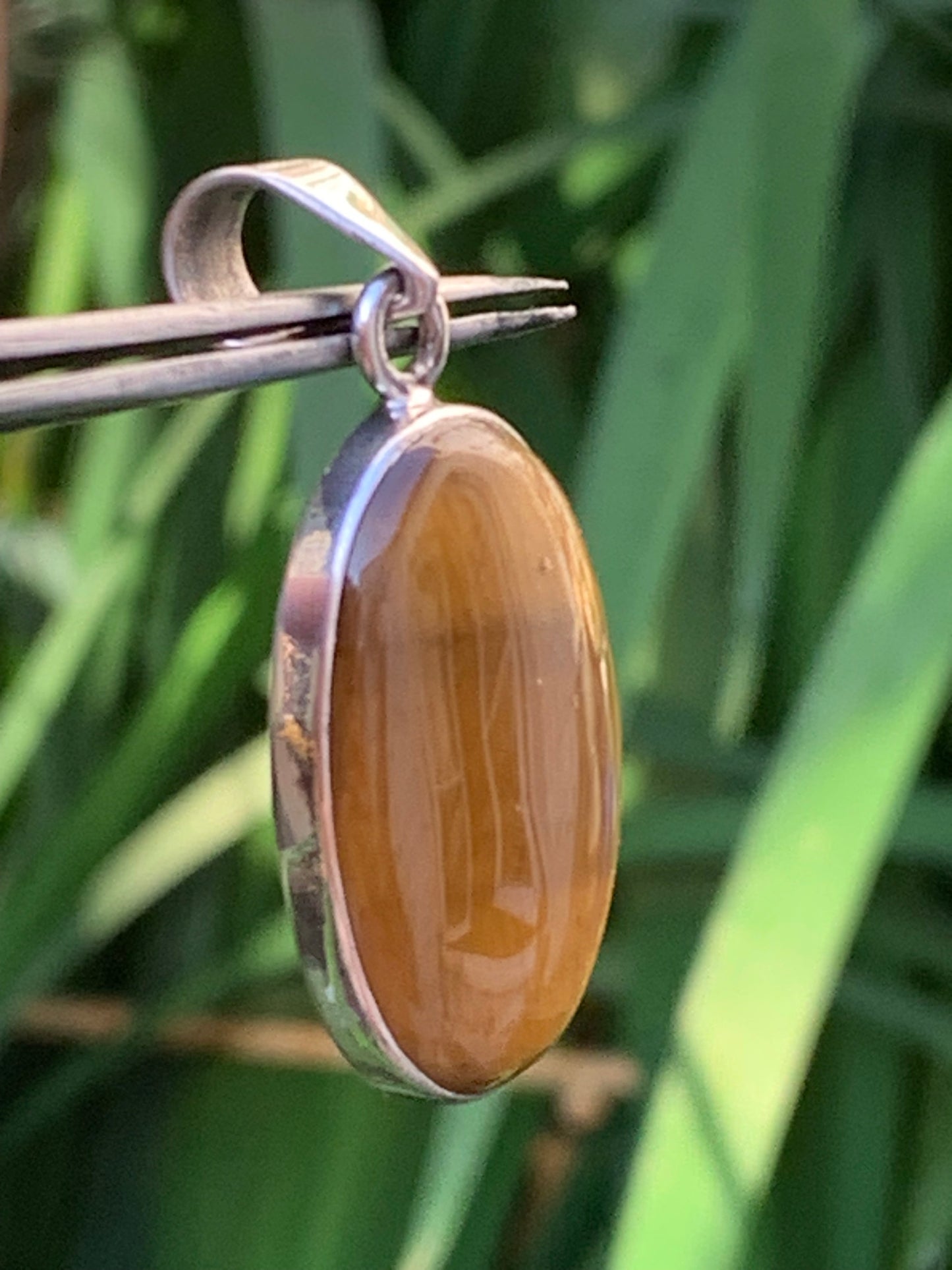 Oeil de tigre, pendentif en Argent de 44mm de hauteur x 20 de largeur x 8 d'épaisseur. Vendu avec cordon réglable !