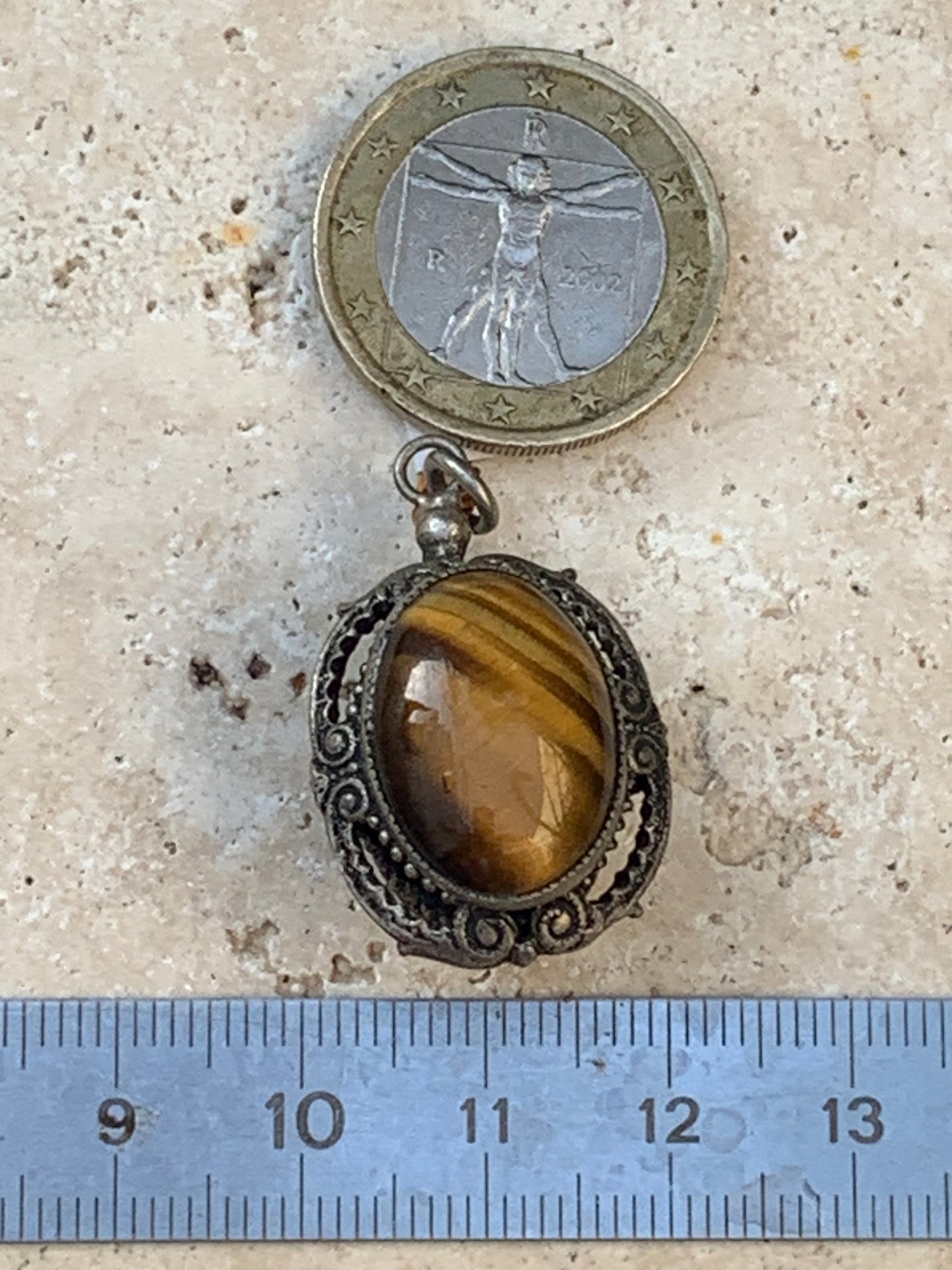 Oeil de tigre, pendentif double-face en Argent de 32mm de hauteur x 20 de largeur x 17 d'épaisseur. Vendu avec cordon réglable !