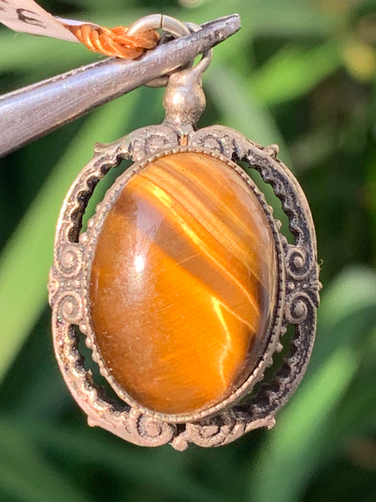 Oeil de tigre, pendentif double-face en Argent de 32mm de hauteur x 20 de largeur x 17 d'épaisseur. Vendu avec cordon réglable !