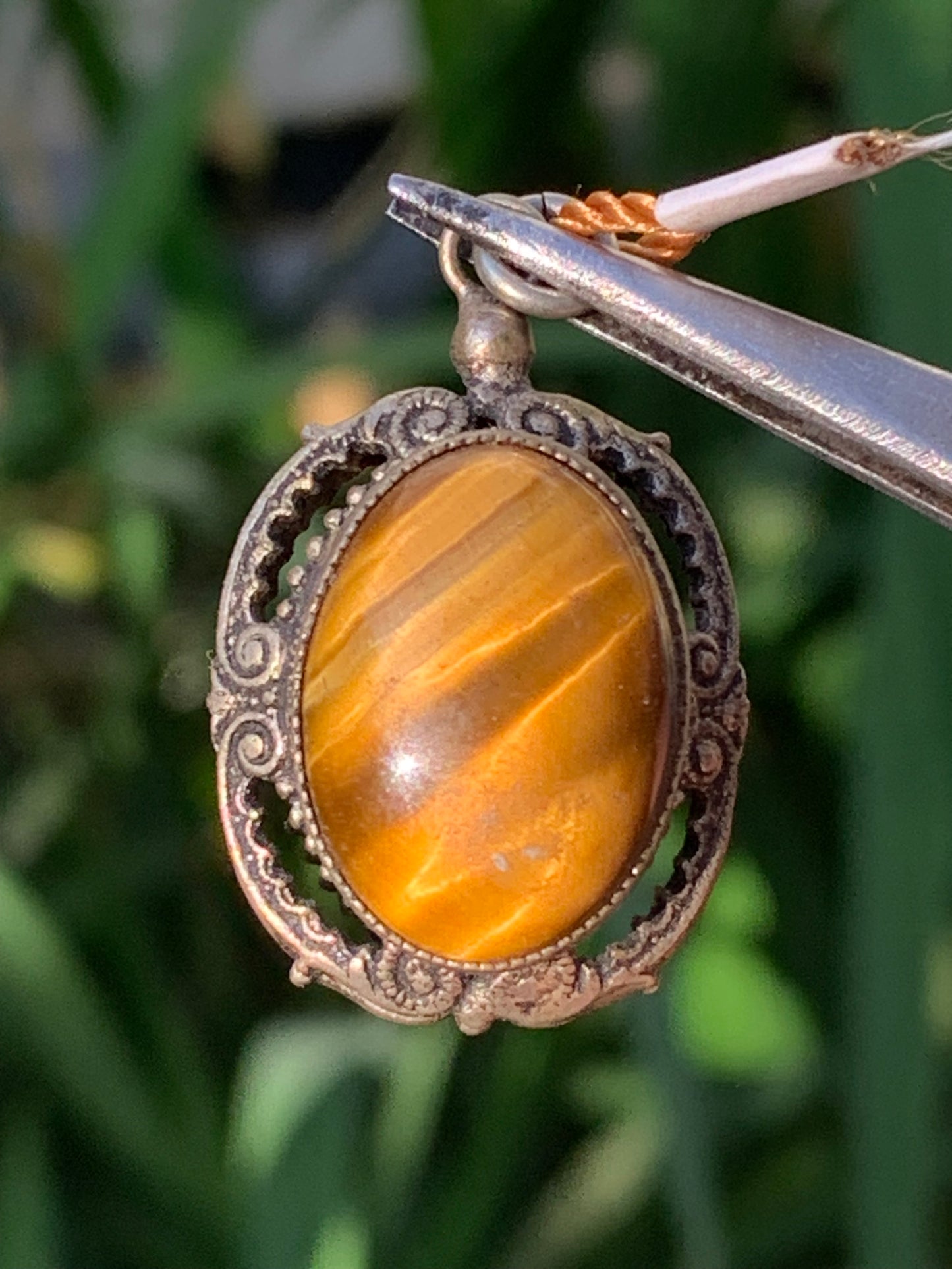 Oeil de tigre, pendentif double-face en Argent de 32mm de hauteur x 20 de largeur x 17 d'épaisseur. Vendu avec cordon réglable !