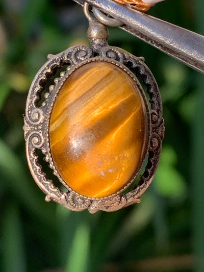 Oeil de tigre, pendentif double-face en Argent de 32mm de hauteur x 20 de largeur x 17 d'épaisseur. Vendu avec cordon réglable !