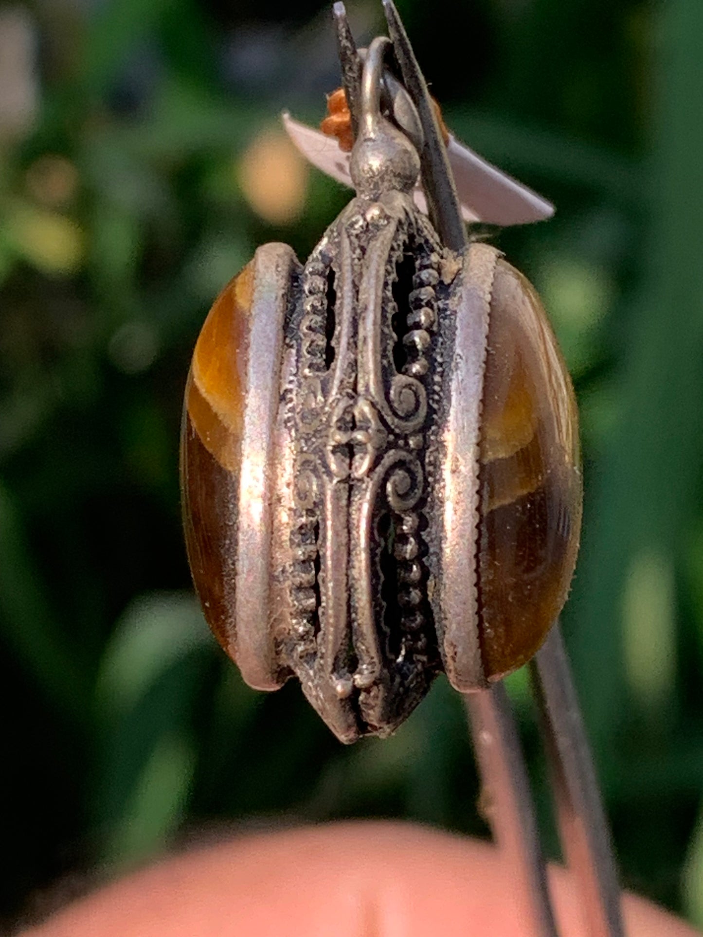 Oeil de tigre, pendentif double-face en Argent de 32mm de hauteur x 20 de largeur x 17 d'épaisseur. Vendu avec cordon réglable !