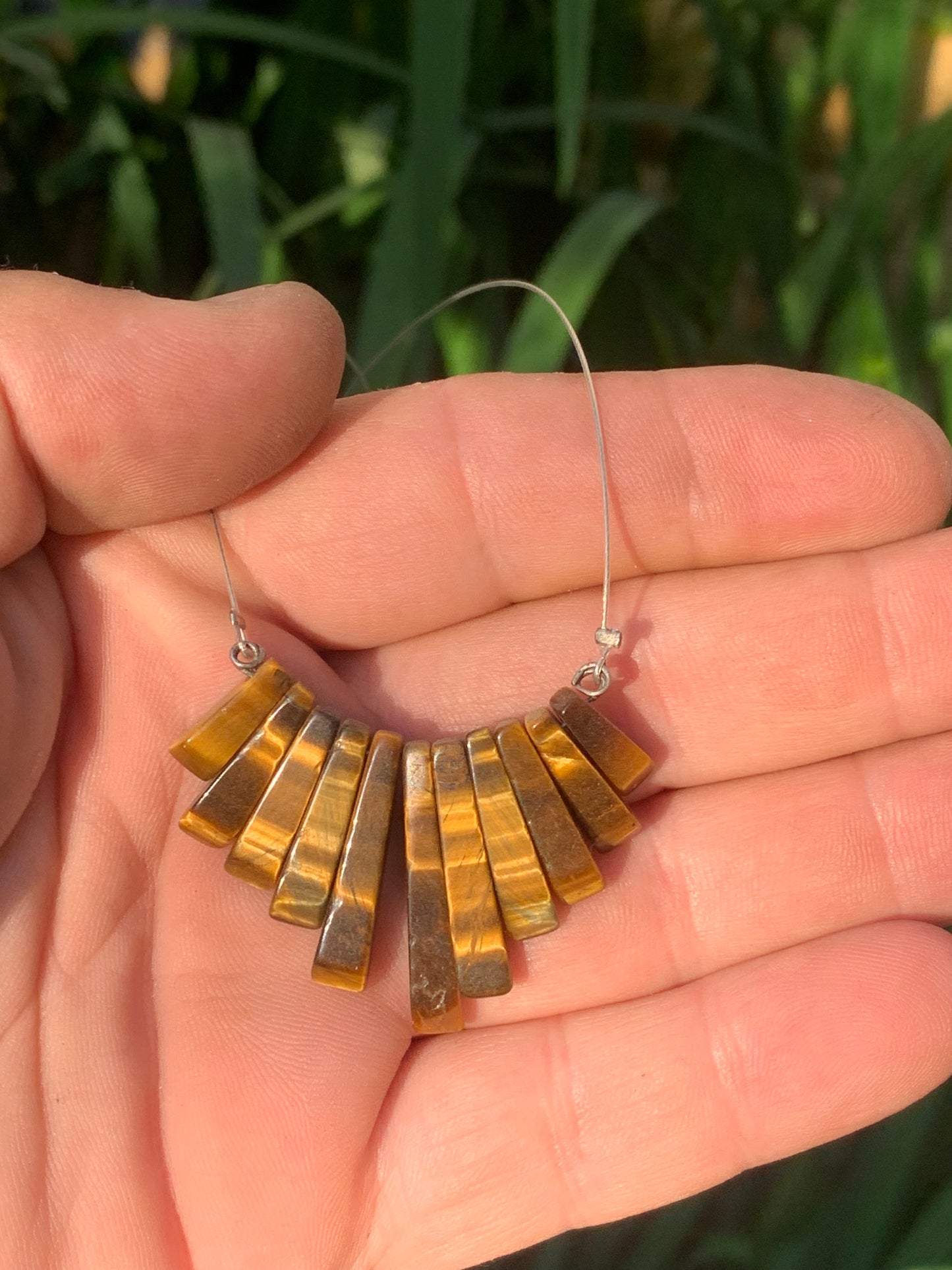 Oeil de tigre, collier/ pendentif de 42 cm. Perles de type 'Barette', montées sur fil d'acier gainé 'spéciale bijoux' !