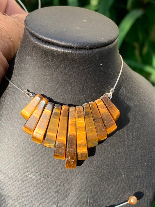 Oeil de tigre, collier/ pendentif de 42 cm. Perles de type 'Barette', montées sur fil d'acier gainé 'spéciale bijoux' !