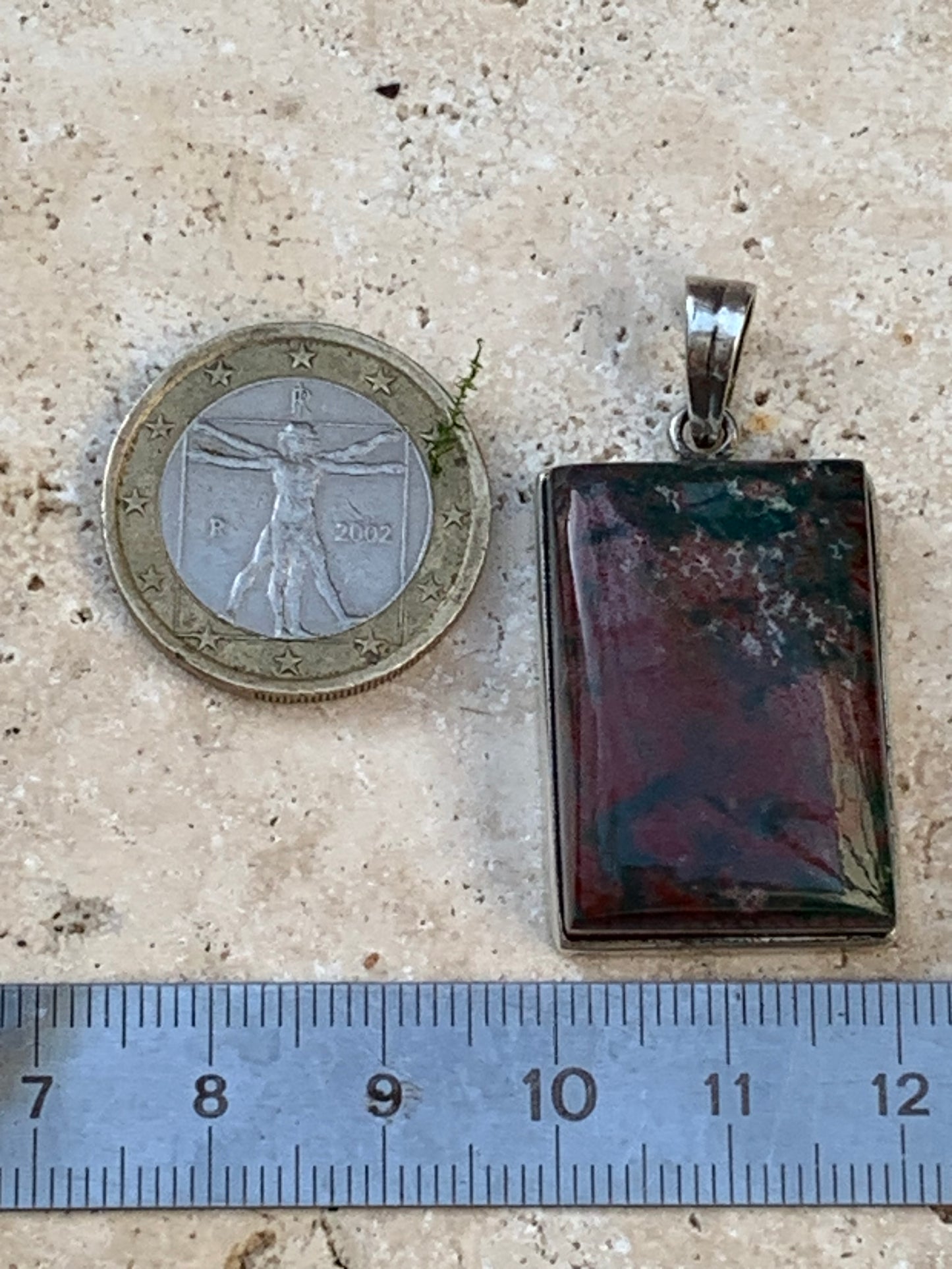 Jaspe héliotrope, pendentif en Argent de 41mm de hauteur x21 de largeur x 10 d'épaisseur. Vendu avec cordon réglable !