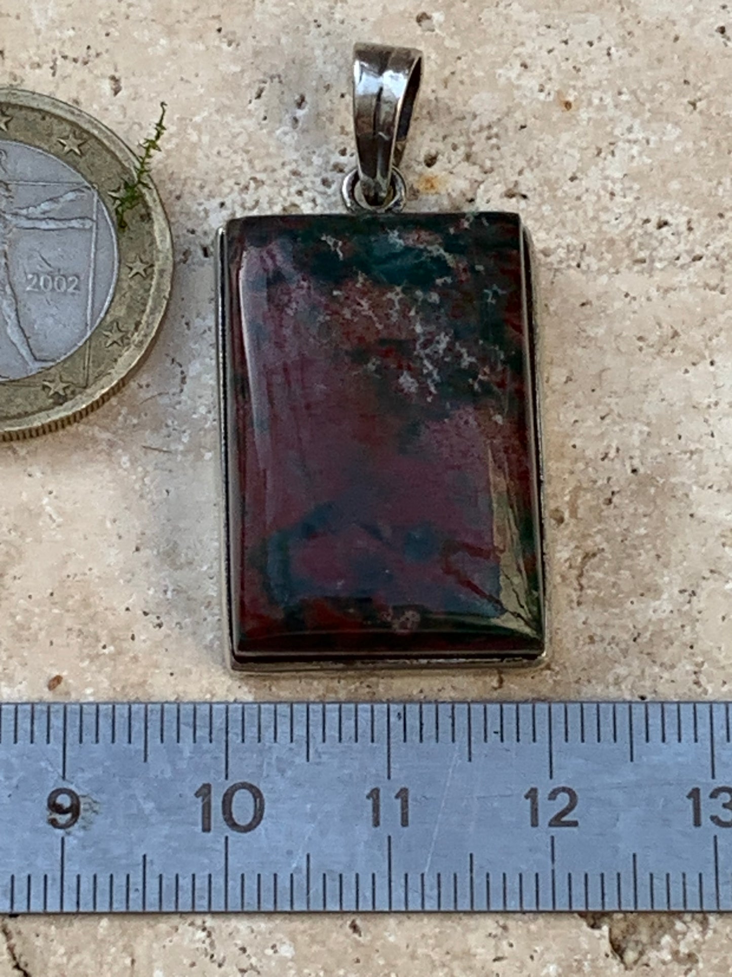 Jaspe héliotrope, pendentif en Argent de 41mm de hauteur x21 de largeur x 10 d'épaisseur. Vendu avec cordon réglable !