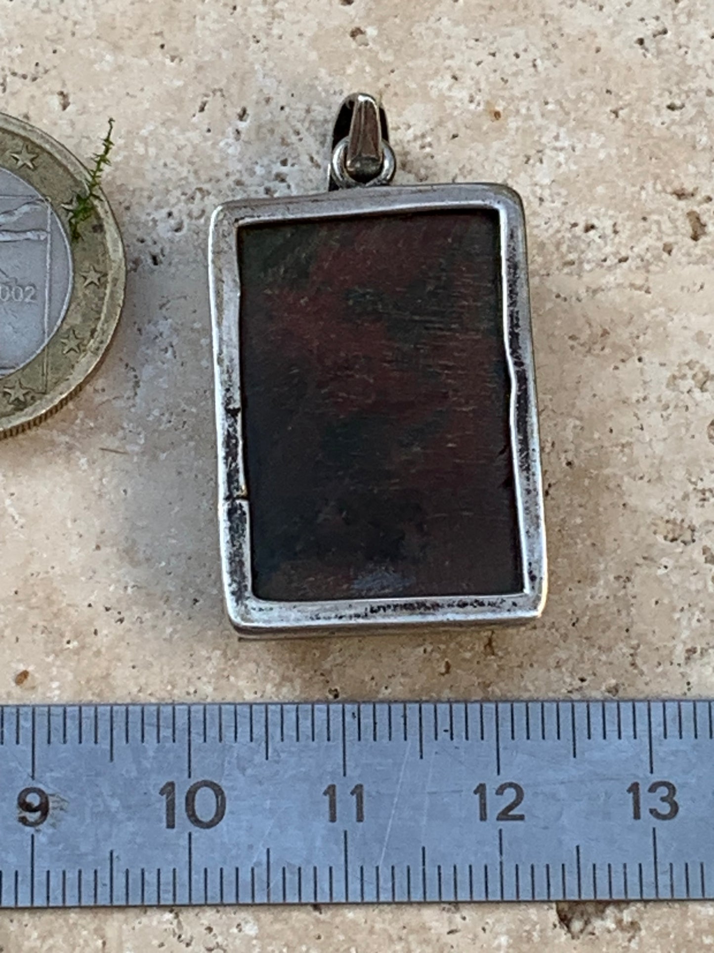Jaspe héliotrope, pendentif en Argent de 41mm de hauteur x21 de largeur x 10 d'épaisseur. Vendu avec cordon réglable !