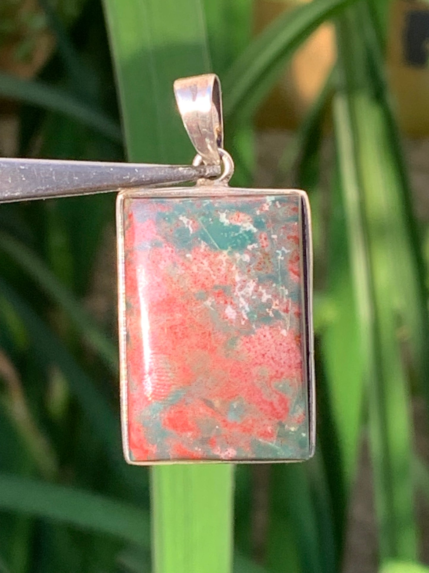 Jaspe héliotrope, pendentif en Argent de 41mm de hauteur x21 de largeur x 10 d'épaisseur. Vendu avec cordon réglable !